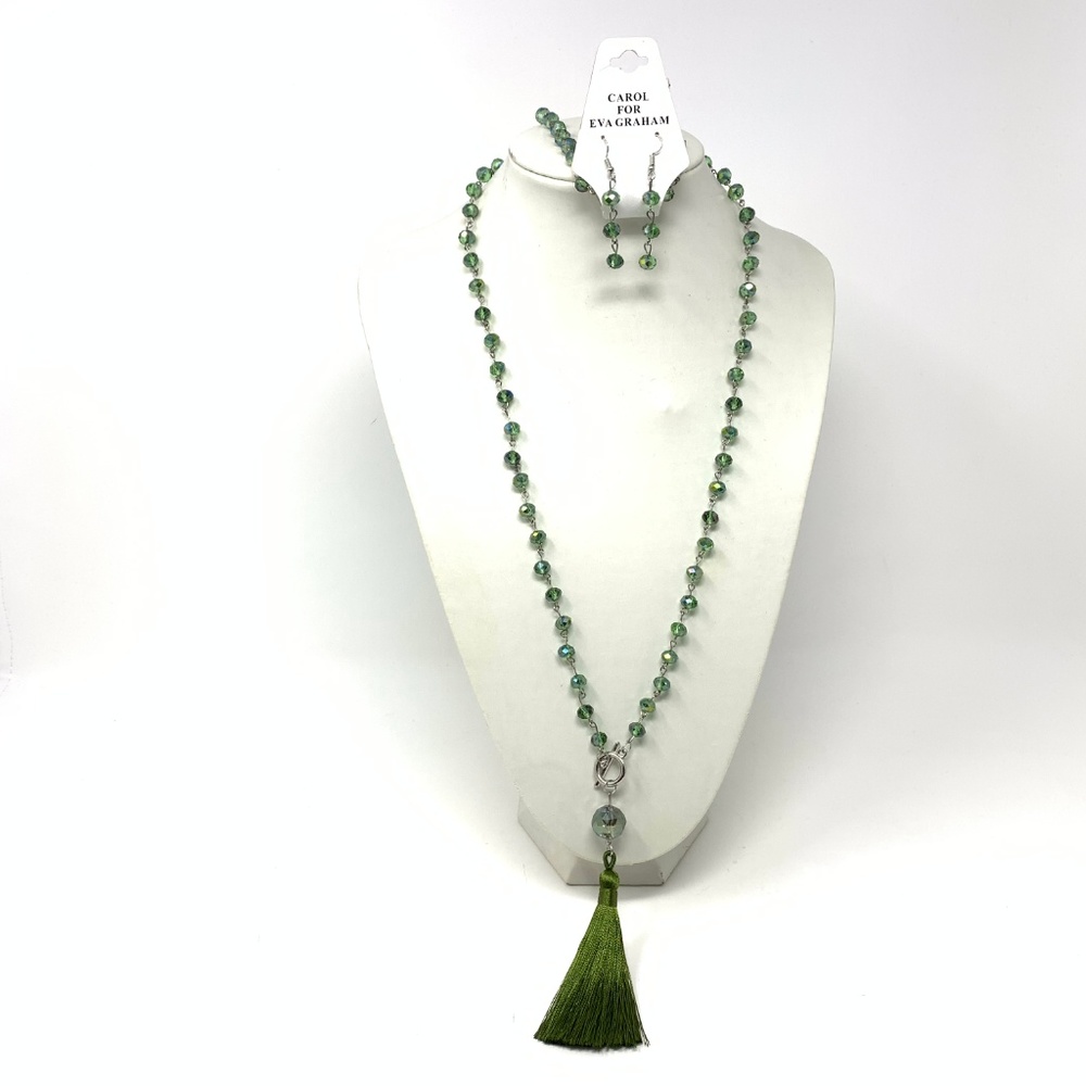 🎁2/$15SETGreen Tassel Necklace & Beaded Earrings! - Picture 2 of 7